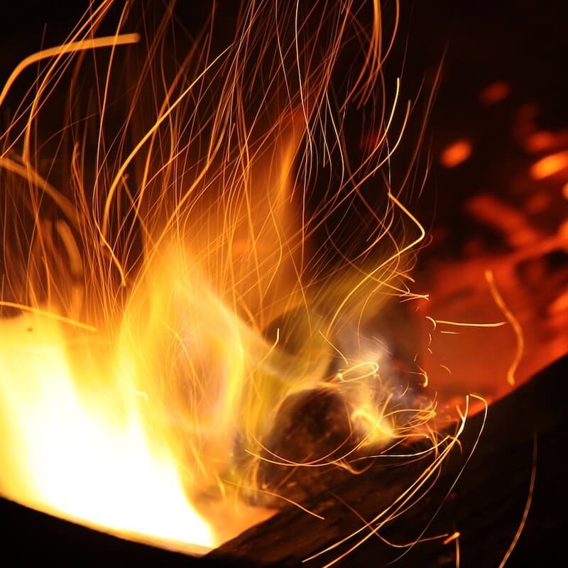 Feuer mit einem Feuerstein machen